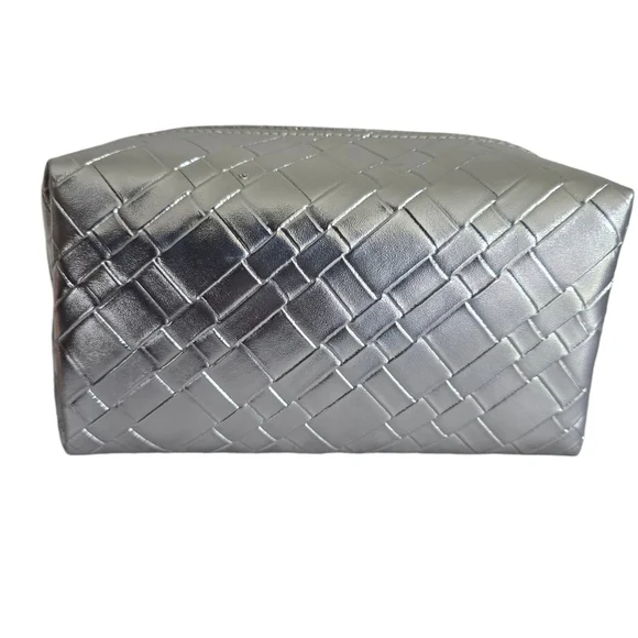 Blush and Crush Metallic Silver Woven Makeup Cosmetic Bag Weekend On The Go - Picture 4 of 5
